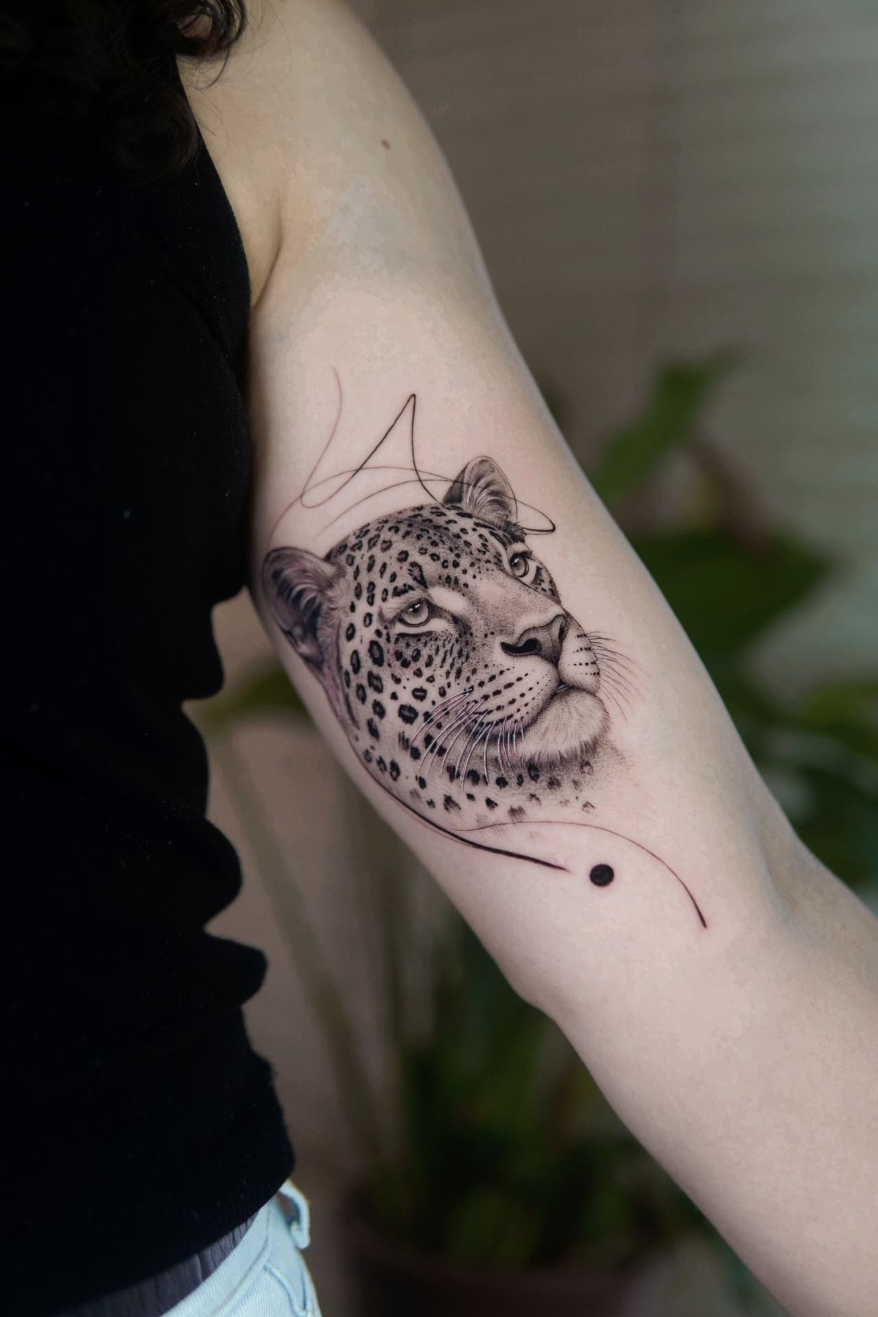 Tatuagem de onça em micro realismo no braço