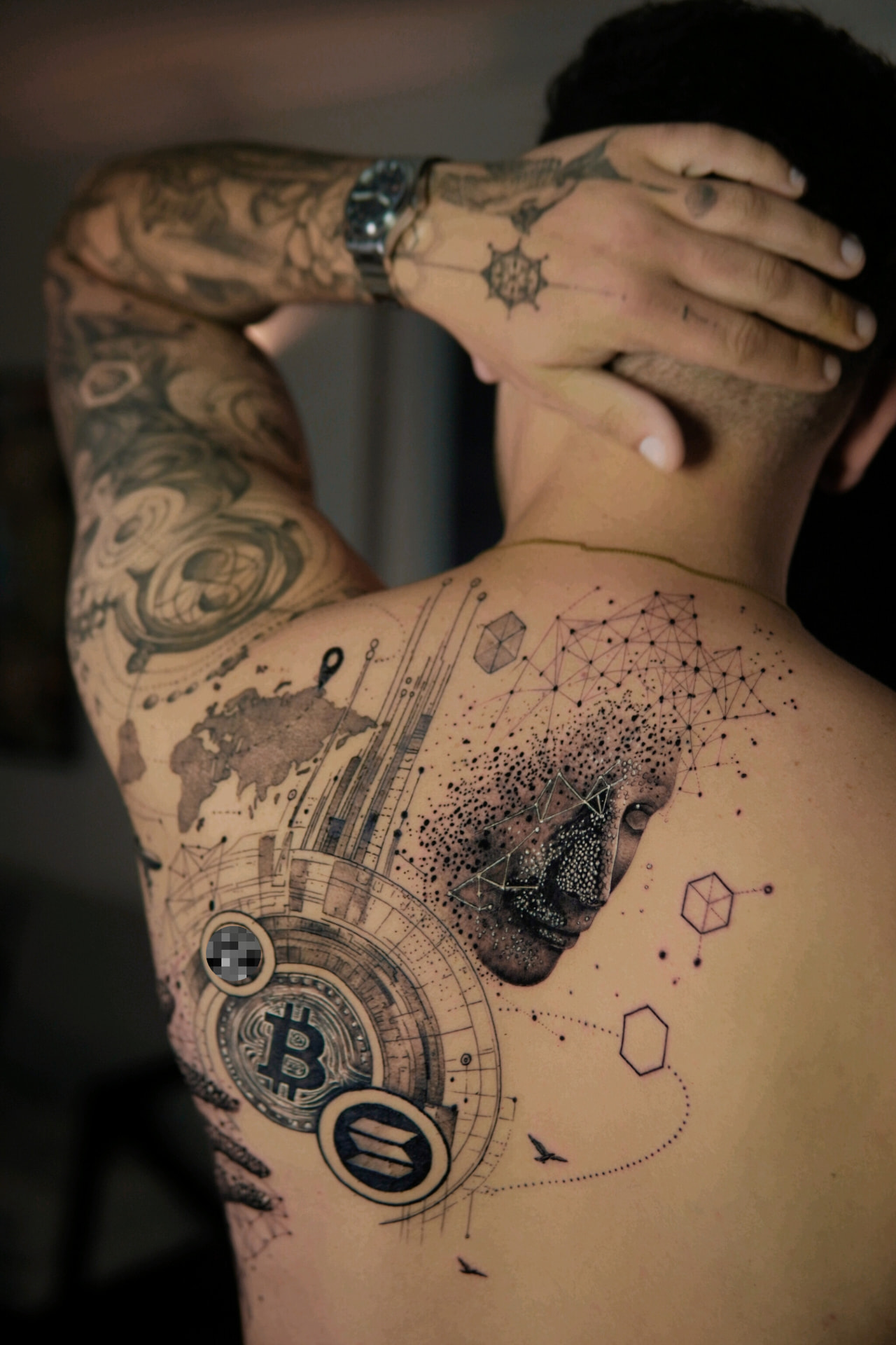 Composição geométrica tatuada nas costas